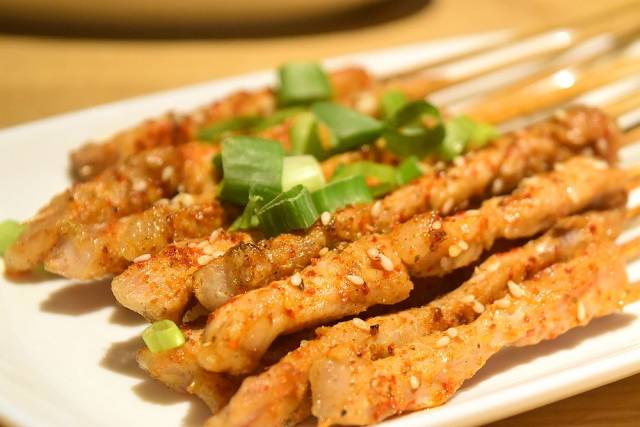 两个90后小伙在北京开了家很年轻的烧烤,现在来青岛啦!_手机搜狐网