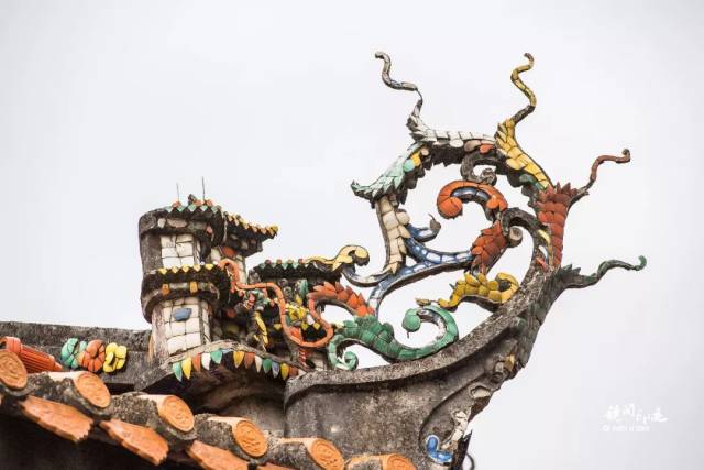 闽南红砖古厝,红砖红瓦,艳丽恢弘, 尽显建筑之张扬, 而内在则质朴