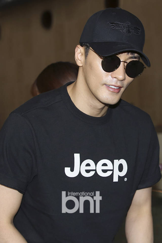 好man啊!演员成勋微笑现身机场 赴日本参加fm