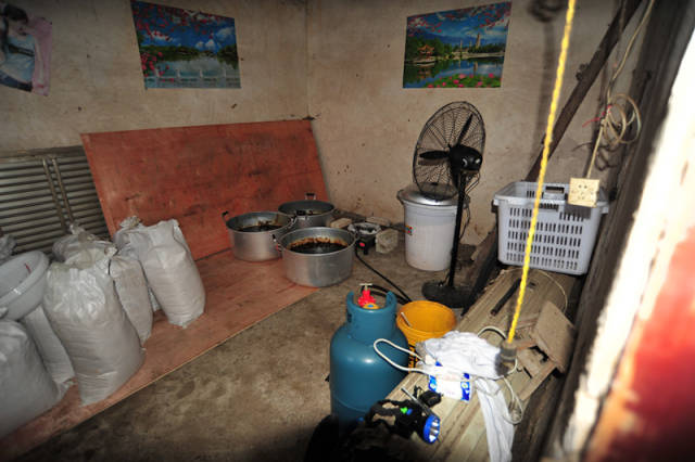 偏僻山村暗藏特大制毒窝点 警方现场缴获价值1.2亿氯胺酮600公斤