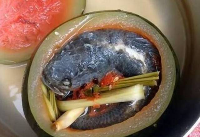 媳妇用西瓜煮鱼,被老公大骂,吃过之后老公乐坏了