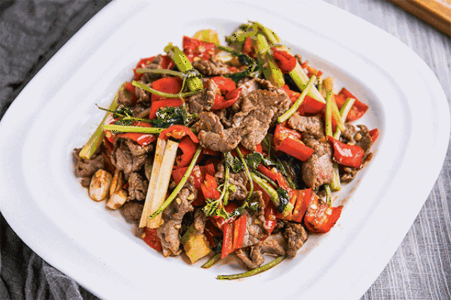 小炒牛肉,妥妥的下饭菜.一上桌就秒抢.