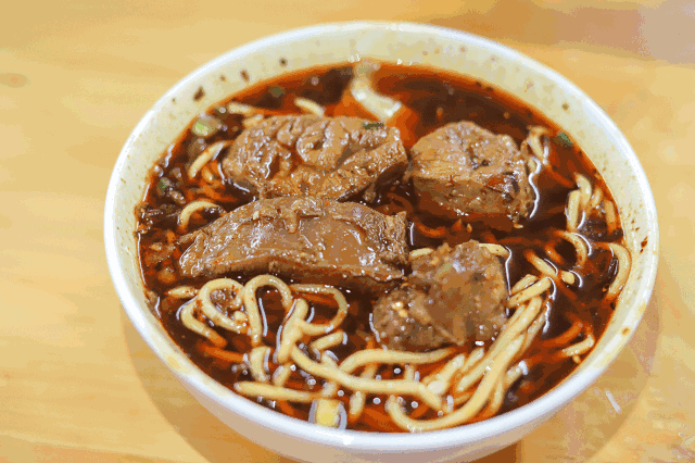 一碗牛肉面28块,三两42块,价钱敢卖这么贵,靠的就是这四大坨牛肉.