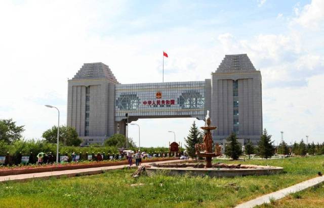 口岸蒙古国除首都乌兰巴托外,还划有21个省,为后杭爱省,巴彦乌勒盖省