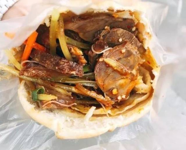「牛肉锅盔」 牛肉质地新鲜厚实,大片的肉和三丝一起拌的麻辣适口