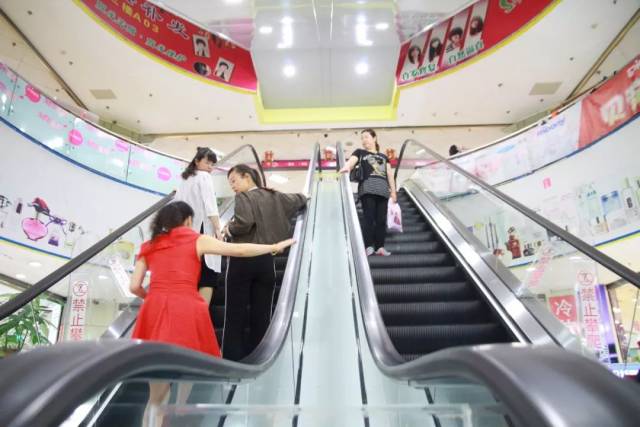 彩虹服饰广场业主自筹65万元"更新"四部客运扶梯_手机搜狐网