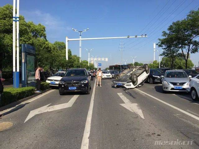 马鞍山此路段又发生事故,一车被撞四轮朝天!