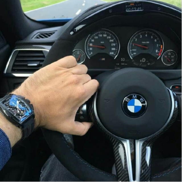 盘点那些年看似晒车实则晒表的表迷,你抓住重点了吗?