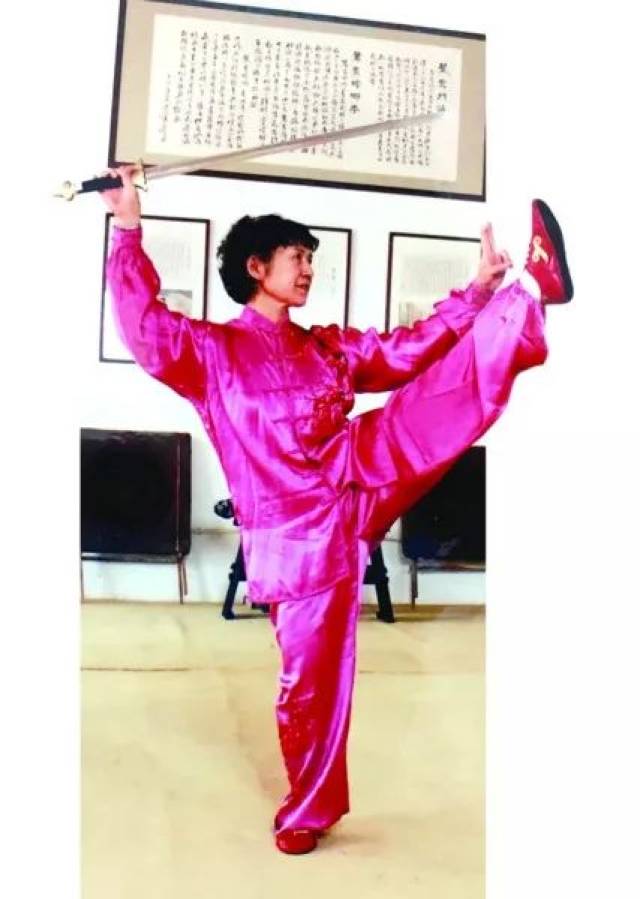 今年64岁的吴秀美从1962年开始习武,她不但拥有武术九段的中国武术最