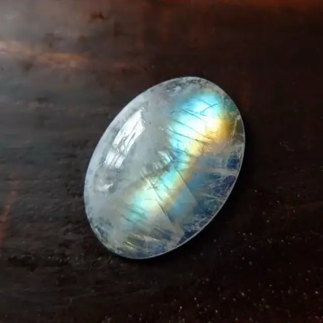 月光石又叫"月长石",是因为其有月光效应,宝石中心会出现若隐若现的