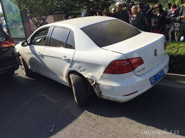 马鞍山此路段又发生事故,一车被撞四轮朝天!