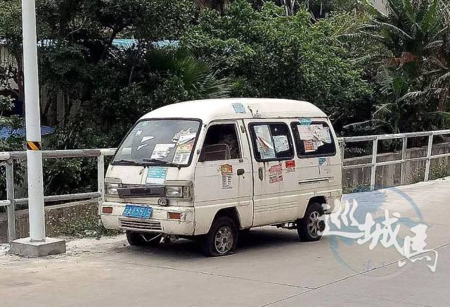 的綠塘村裡有輛微型麵包車長期停在排水溝旁的村道上,並已完全報廢,好