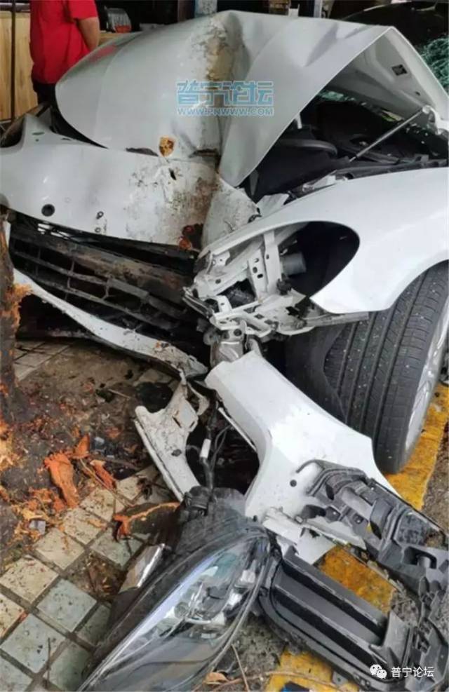 今日微资讯|揭阳街头一豪车倒地经历了什么?