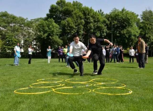 50多名成年人一起在草坪上做游戏?竟然是为了.