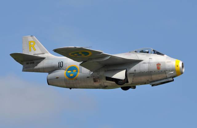 下图,萨伯-29"圆桶"(tunnan),是瑞典第二种喷气式战斗机,粗短的机身有