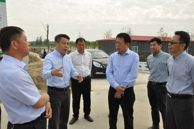 座谈会上,陶诚副行长同利辛县副县长吴海波亲切交谈,相继听取了人民