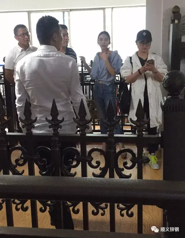 (与商会领导参观公司)下午2:30时,顺义锌钢总经理孙全志向王石齐会长
