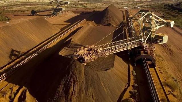 "坐在矿车上的国家"