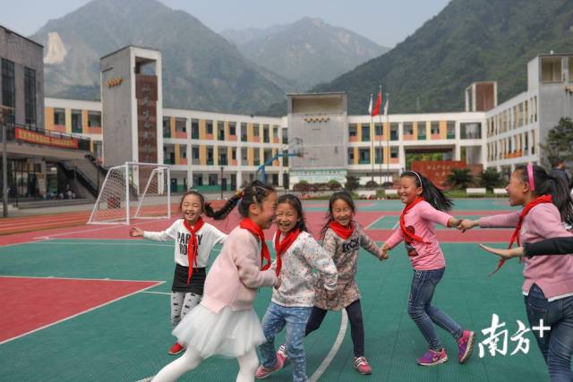 映秀小学里,孩子们正在操场上快乐地游戏玩耍.