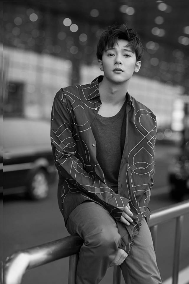 型男养成记!李俊辰黑白街拍 酷帅变身零度boy