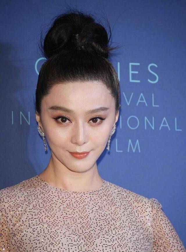 范冰冰这次的戛纳行穿了廉价的高定裙,梳了巨丑的发型,彻底输了