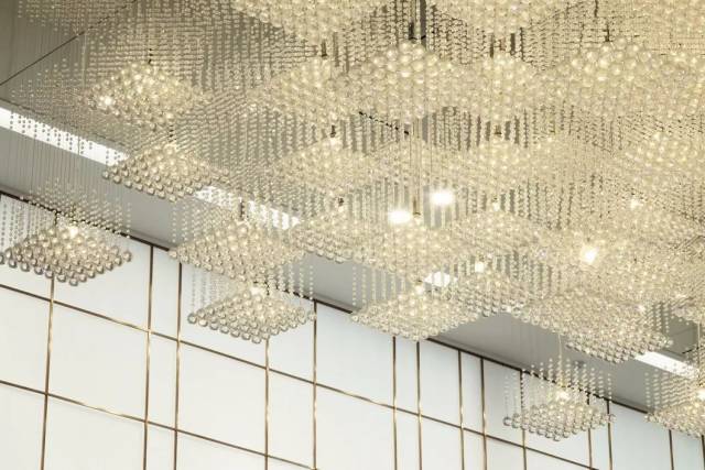 屋顶的星光成簇,让你不经意间,抬头望见星辰大海.