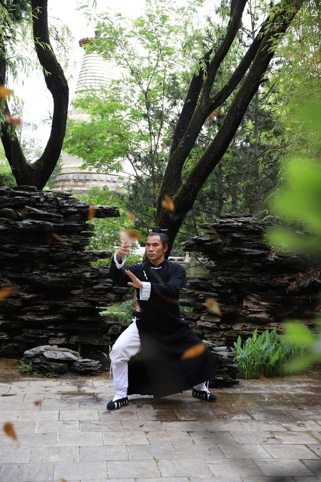 脚步如风,梦想轻功踏水与飞翔