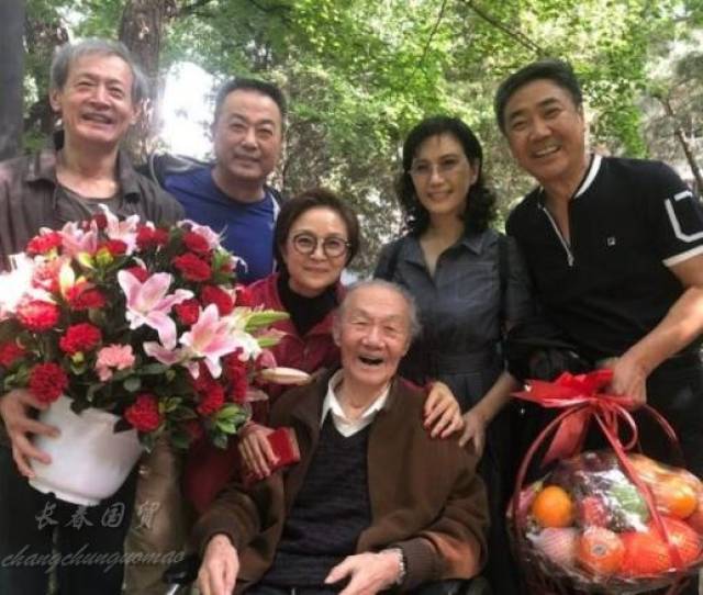 电视剧《篱笆女人和狗》主演30年聚首 看望92