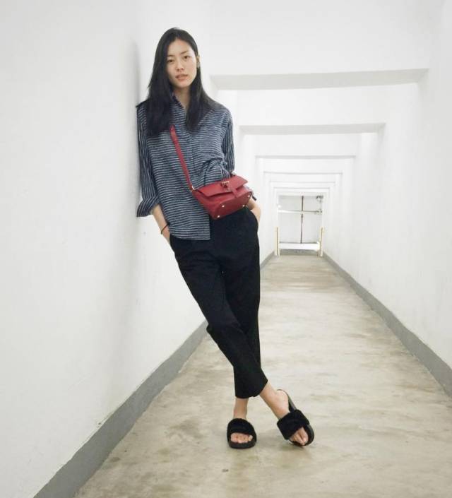 腿型不好看可以扬长避短!刘雯的交叉步简直是模特界的经典站姿.