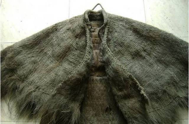 唐代诗人张志和诗中曾提过"青箬笠,绿蓑衣",这分别是用什么材料制成的