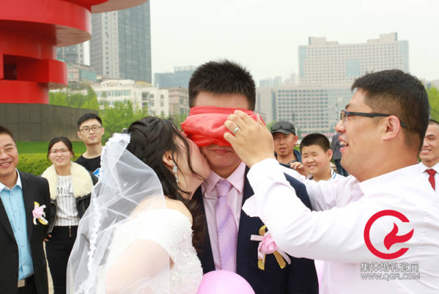 五位新娘亲吻这位新郎,却把新郎感动的热泪盈眶,青岛集体婚礼感动瞬间