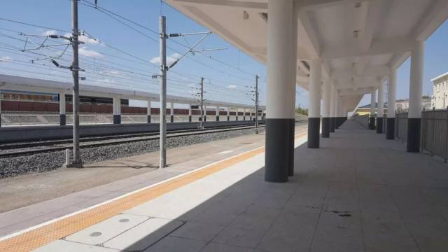 房综合楼位于黑龙江省宾县胜利镇,站房中心里程为dik103 250,线侧平式