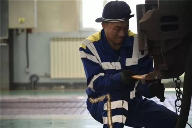 参赛选手在剔除钩舌圆销开口销