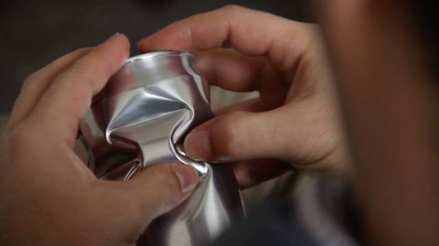 美国小伙闲来无事,把家里的易拉罐捏了个遍,竟卖出14000高价!