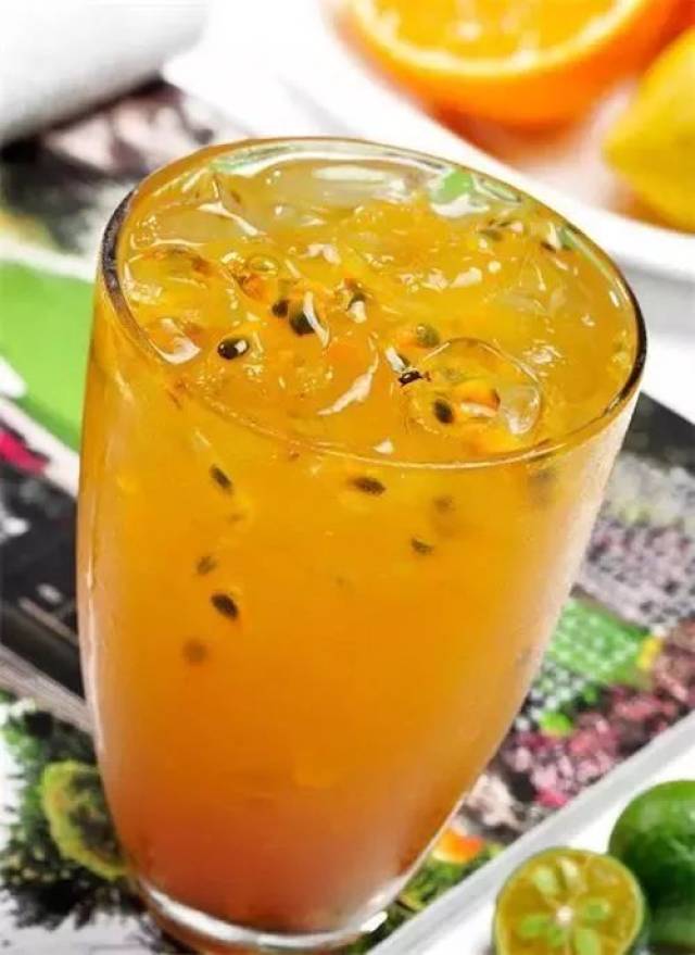 5 制作果汁 百香果是天然的果汁,只要取出里面的果浆,加水调和,不需要