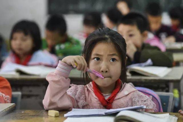 汶川地震大眼睛女孩图片