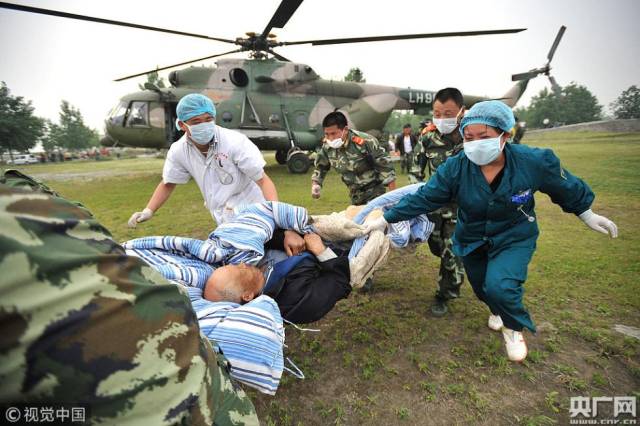 2008年5月15日,汶川大地震,救援人员对北川灾区进行救援工作.