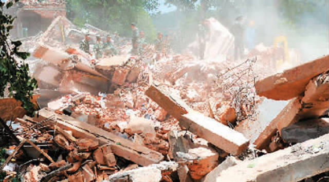 汶川地震时,四川省青川县木鱼中学成为一片废墟,学生伤亡严重(2008年5