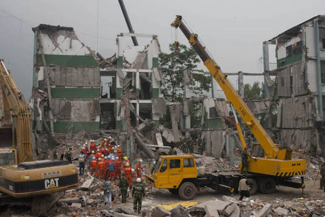 2008年5月17日,四川省绵竹市汉旺镇,大型机械进入东汽中学进行救援.