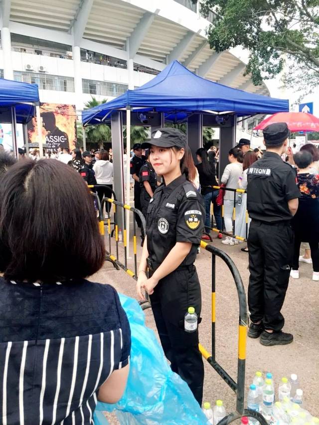 还有粉丝给深度妹私发了一张超级美丽的特警小姐姐哟~甜甜的小酒窝