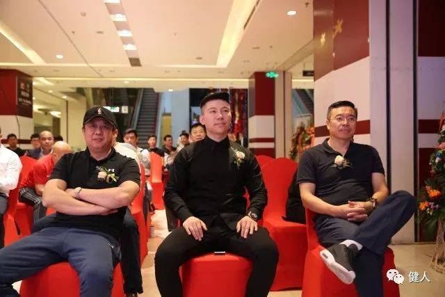 锐健身董事长唐东翔亲自指点北京壹健身董事长鲁冬进行翘臀训练