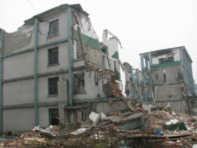 东汽中学教学楼已成为一片废墟