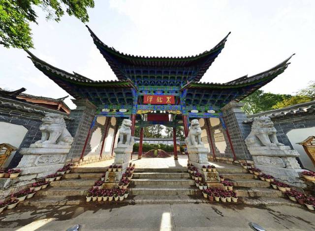 丽江黑龙潭公园俗称龙王庙,位于丽江古城北端象山之麓,黑龙潭内随势