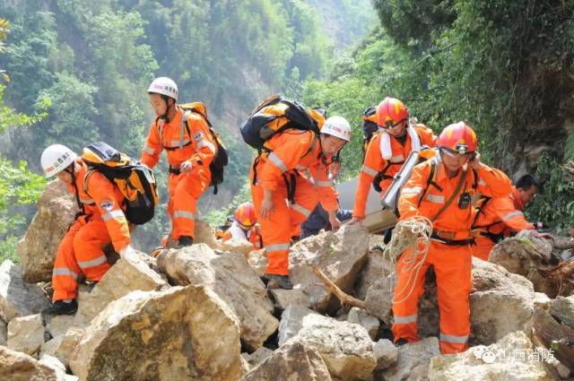 【5.12系列报道】他用镜头记录抗震救灾一线的点点滴滴