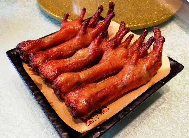 吊炉鸡手:鼎原力量的鸡爪全部是生烤,搭配酱汁的鸡爪外皮甜甜的,味道