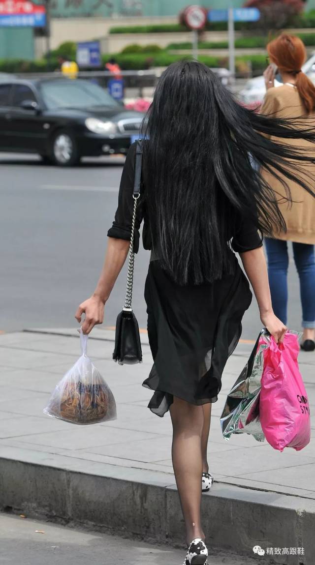 黑色丝袜的线条勾勒很迷人,尽显美腿