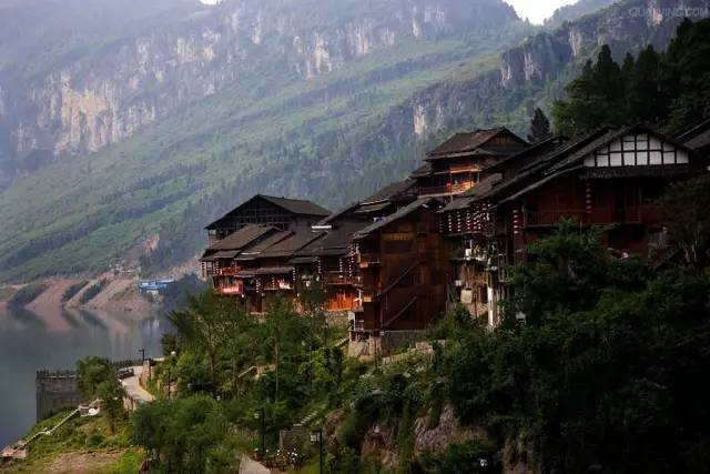 龔灘古鎮是重慶水邊古鎮的典型代表,連綿巍峨的青山,碧波盪漾的烏江