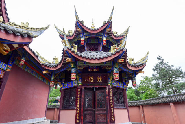 重庆有一座叫净音寺的千年古刹,奇妙的是应远不应近