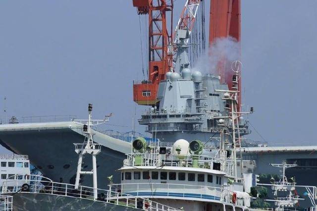 002的烟囱冒烟拖轮就位似乎要海试