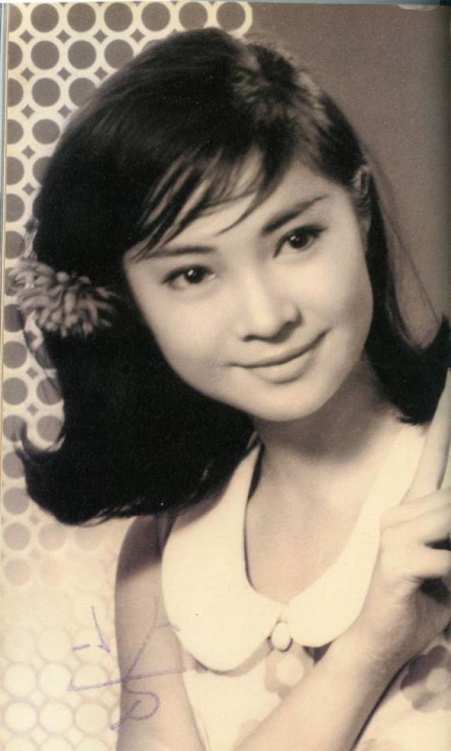 其实萧芳芳年轻的时候也是大美女一枚,还跟谢贤有过一段恋情.